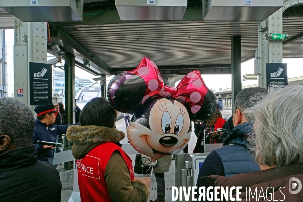 Dans les gares parisiennes au premier jour de la greve nationale a la SNCF