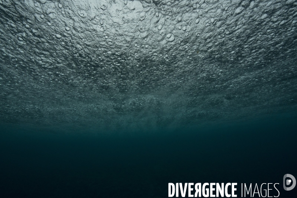 Pluie sous la surface de la mer à Mayotte