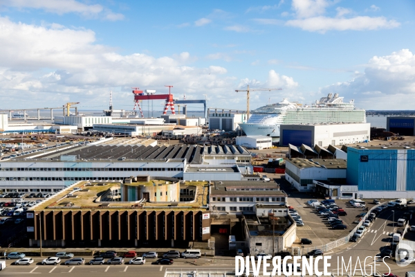 Sur les chantiers navals STX France de Saint-Nazaire.