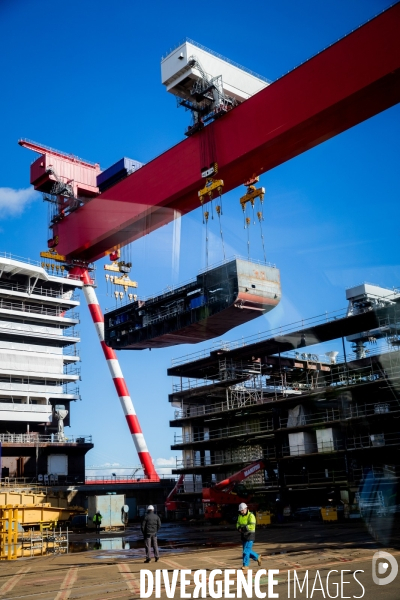 Sur les chantiers navals STX France de Saint-Nazaire.