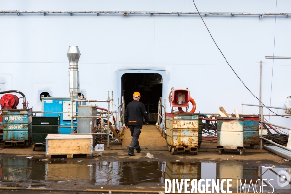 Sur les chantiers navals STX France de Saint-Nazaire.