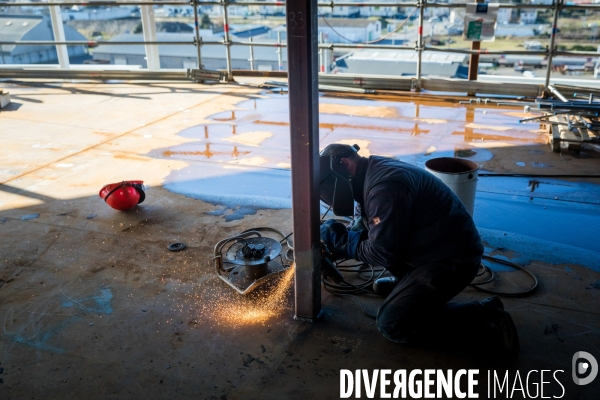 Sur les chantiers navals STX France de Saint-Nazaire.