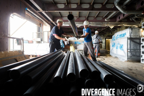 Sur les chantiers navals STX France de Saint-Nazaire.