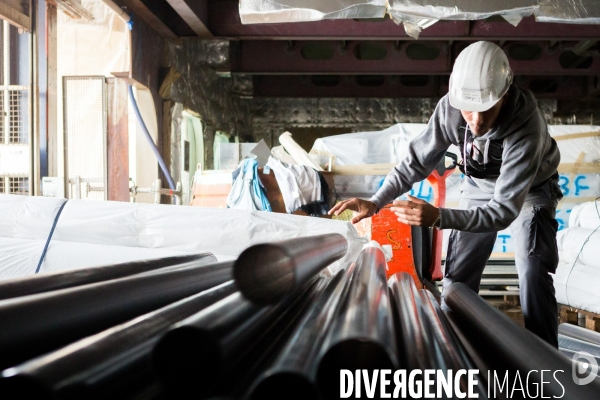 Sur les chantiers navals STX France de Saint-Nazaire.