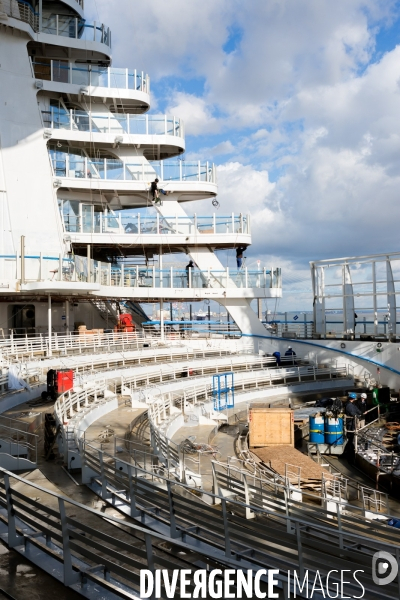 Sur les chantiers navals STX France de Saint-Nazaire.