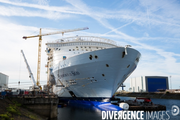 Sur les chantiers navals STX France de Saint-Nazaire.