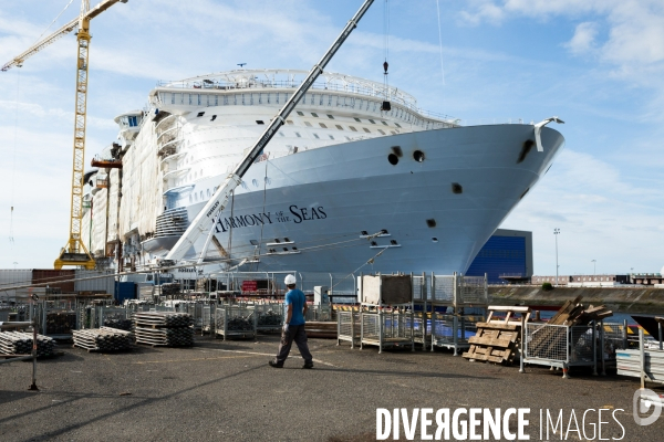 Sur les chantiers navals STX France de Saint-Nazaire.