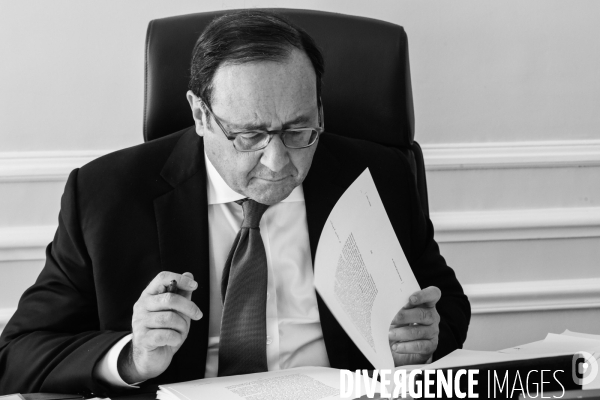 François Hollande rédige son livre  les leçons du pouvoir 