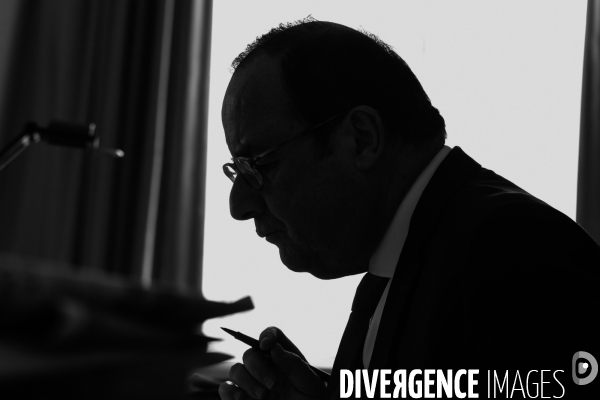 François Hollande rédige son livre  les leçons du pouvoir 