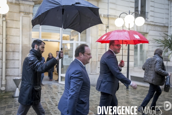 François Hollande vote pour le Congrès du PS à Solférino