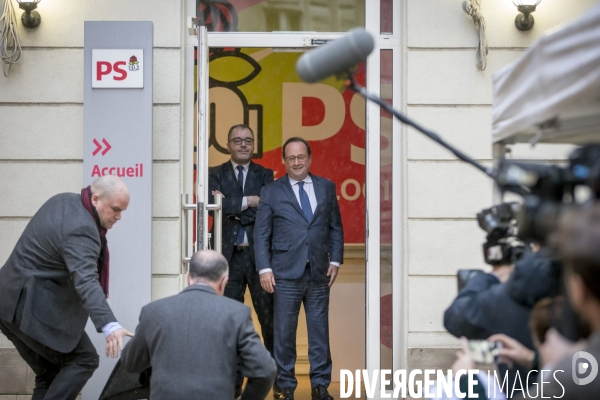 François Hollande vote pour le Congrès du PS à Solférino