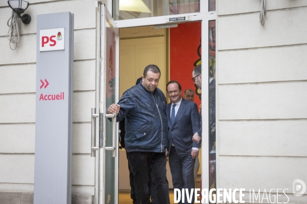François Hollande vote pour le Congrès du PS à Solférino