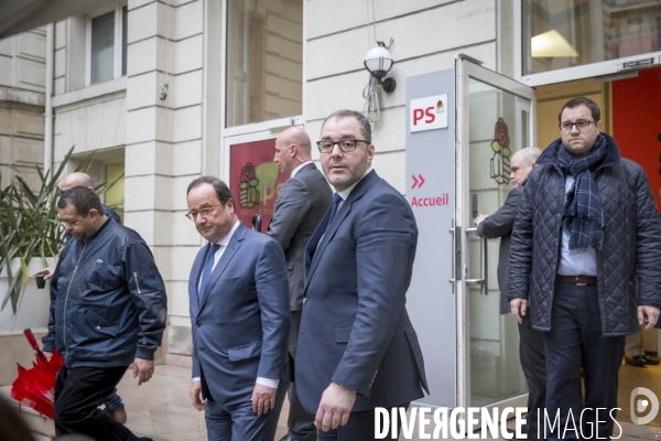 François Hollande vote pour le Congrès du PS à Solférino