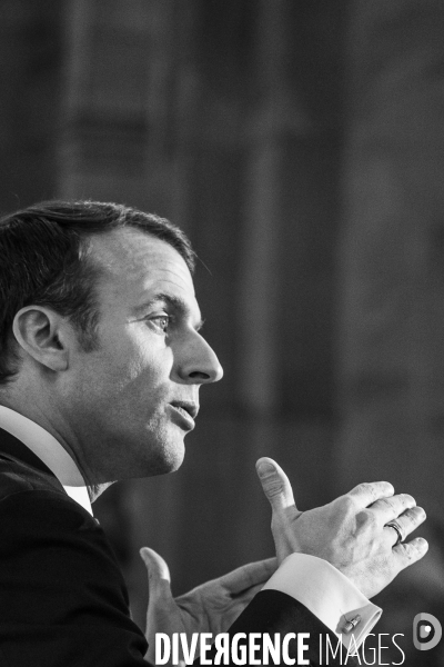 Emmanuel Macron reçoit des chefs d entreprises.