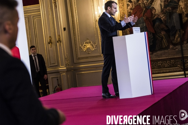 Emmanuel Macron reçoit des chefs d entreprises.