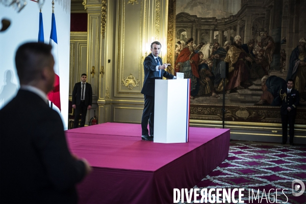 Emmanuel Macron reçoit des chefs d entreprises.