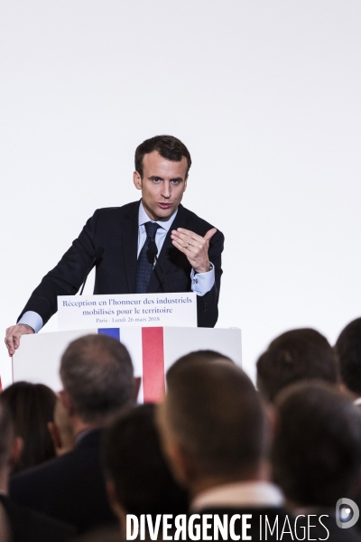 Emmanuel Macron reçoit des chefs d entreprises.