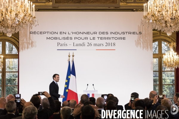 Emmanuel Macron reçoit des chefs d entreprises.