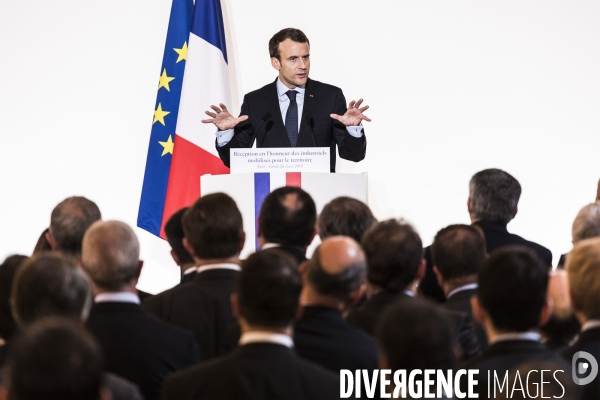 Emmanuel Macron reçoit des chefs d entreprises.