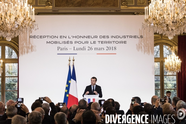 Emmanuel Macron reçoit des chefs d entreprises.