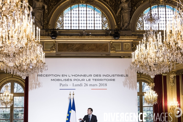 Emmanuel Macron reçoit des chefs d entreprises.