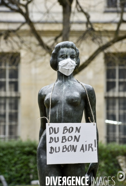 La pollution de l air dénoncée par les citoyens à Paris. Action masques.
