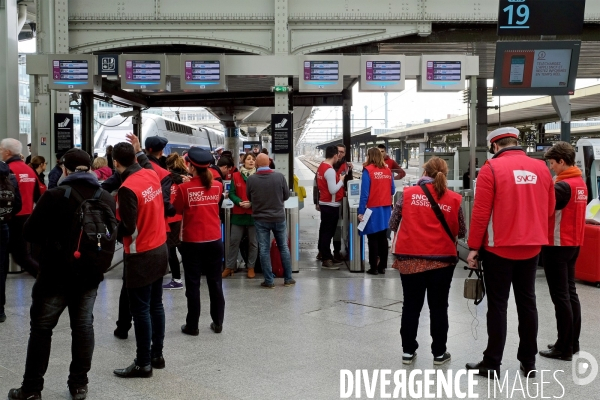 Dans les gares parisiennes au premier jour de la greve nationale a la SNCF