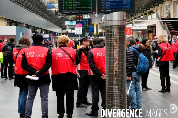 Dans les gares parisiennes au premier jour de la greve nationale a la SNCF