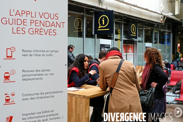 Dans les gares parisiennes au premier jour de la greve nationale a la SNCF