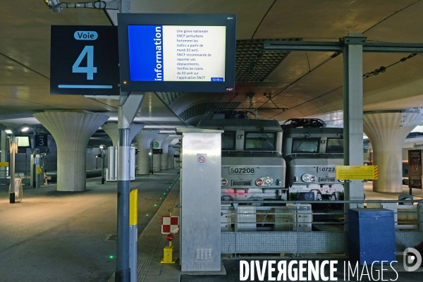 Dans les gares parisiennes au premier jour de la greve nationale a la SNCF