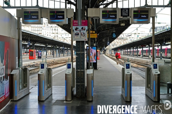 Dans les gares parisiennes au premier jour de la greve nationale a la SNCF