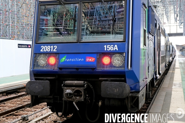 Dans les gares parisiennes au premier jour de la greve nationale a la SNCF