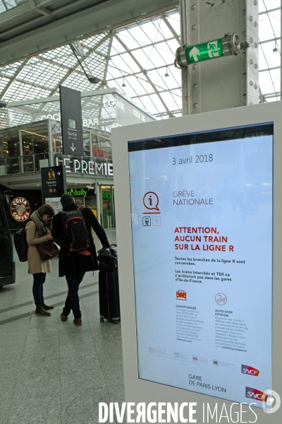 Dans les gares parisiennes au premier jour de la greve nationale a la SNCF