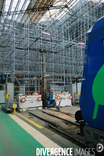 Dans les gares parisiennes au premier jour de la greve nationale a la SNCF