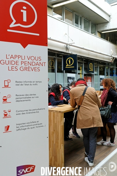 Dans les gares parisiennes au premier jour de la greve nationale a la SNCF