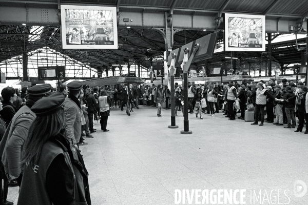 Dans les gares parisiennes au premier jour de la greve nationale a la SNCF