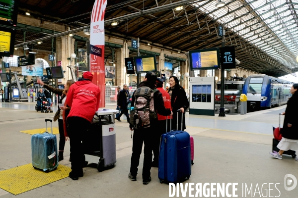 Dans les gares parisiennes au premier jour de la greve nationale a la SNCF