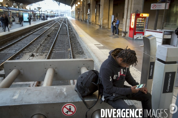 Premier jour de la greve nationale a la SNCF à Paris: AG et manifestations