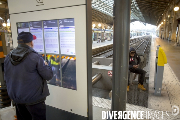 Premier jour de la greve nationale a la SNCF à Paris: AG et manifestations