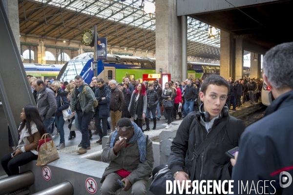 Premier jour de la greve nationale a la SNCF à Paris: AG et manifestations