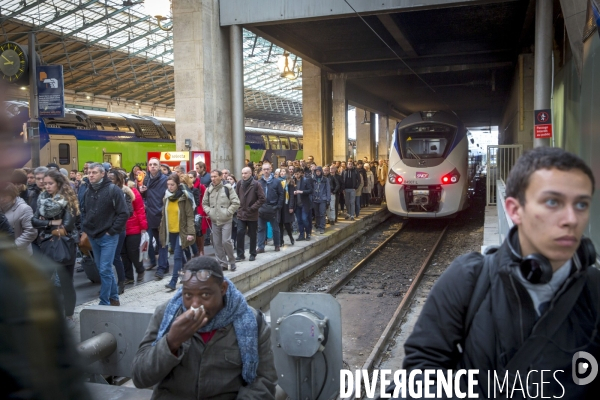 Premier jour de la greve nationale a la SNCF à Paris: AG et manifestations