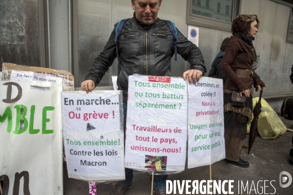 Premier jour de la greve nationale a la SNCF à Paris: AG et manifestations