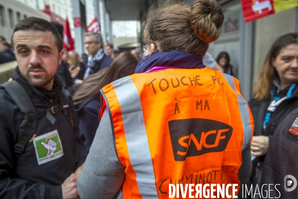 Premier jour de la greve nationale a la SNCF à Paris: AG et manifestations