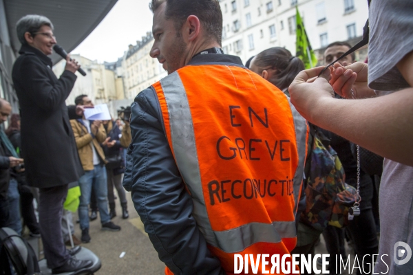 Premier jour de la greve nationale a la SNCF à Paris: AG et manifestations