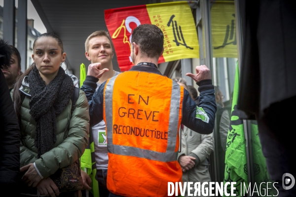 Premier jour de la greve nationale a la SNCF à Paris: AG et manifestations