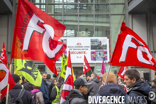 Premier jour de la greve nationale a la SNCF à Paris: AG et manifestations