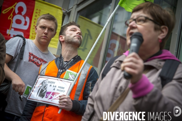 Premier jour de la greve nationale a la SNCF à Paris: AG et manifestations