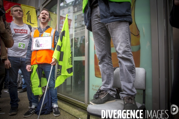 Premier jour de la greve nationale a la SNCF à Paris: AG et manifestations