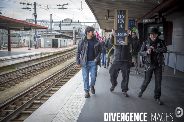 Premier jour de la greve nationale a la SNCF à Paris: AG et manifestations