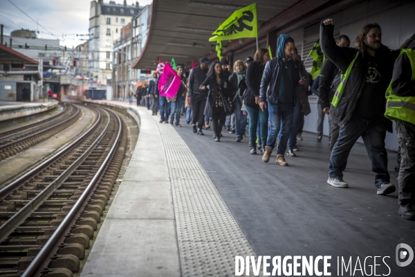 Premier jour de la greve nationale a la SNCF à Paris: AG et manifestations